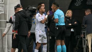 فضيحة تحكيمية: خطأ الحكم في تبديل نيمار يثير غضب النجم البرازيلي في الدوري
