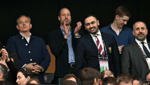 لحظة احتفال الأمير ويليام وأحمد المحمدي: مشهد تاريخي يجمع العائلة المالكة بأسطورة أستون فيلا
