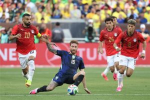 مينزيس يُبرز تألق عمر مرموش ويصف محمد صلاح بالأسطورة قبل كأس العالم 2026