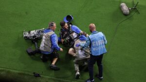 مشهد درامي: حادثة اصطدام مدافع أوزبكستان والمصور تثير الجدل في مباراة كولومبيا بكأس العالم 2026!