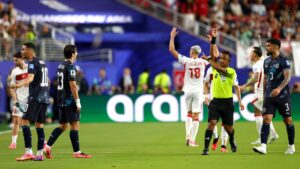 جدل المونديال: قانون الفيفا الجديد يتسبب في طرد لاعب باراغواي بسبب تغطية الفم