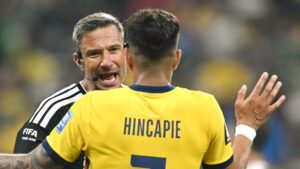 قانون الفيفا يضرب مجدداً: ثاني حالة طرد بسبب تغطية الفم في كأس العالم تثير الجدل