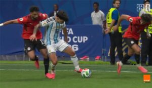 صدمة تحكيمية في كأس العالم 2026: حكم إنجليزي بارز يكشف أبعاد **انتقاد حكم إنجليزي لإلغاء هدف مصر أمام الأرجنتين**
