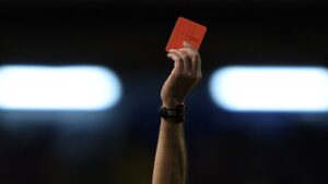 من صراع ويمبلي إلى أيقونة التحكيم: كيف ولدت البطاقات الصفراء والحمراء في كأس العالم؟