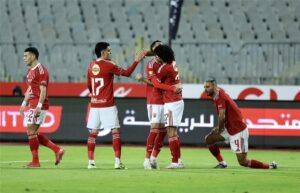 الأهلي يضم نجمًا جزائريًا: مهاجم الأهلي الجديد منصف بقرار وموعد انضمامه للتدريبات